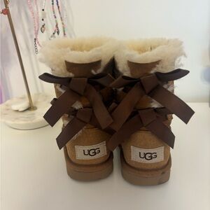 UGG Tan Boots with Shearling and Bows